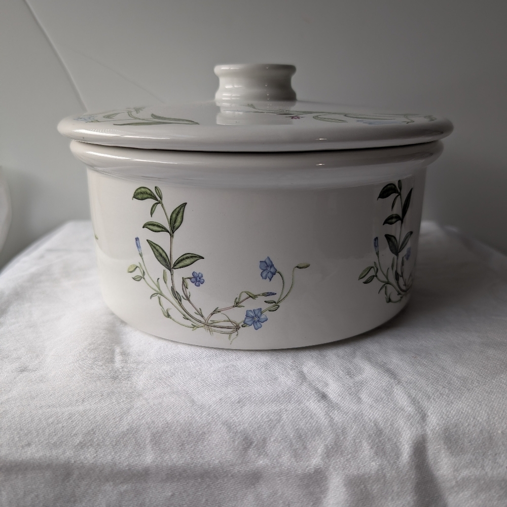 Portmeirion Queen's Hidden Garden Periwinkle Blue Floral Casserole Pot & Cover - Picture 2 of 14